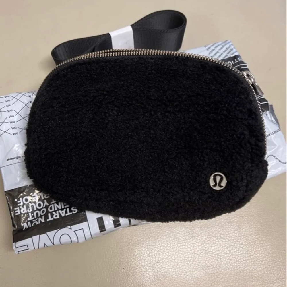Lululemon everywhere belt bag black fleece